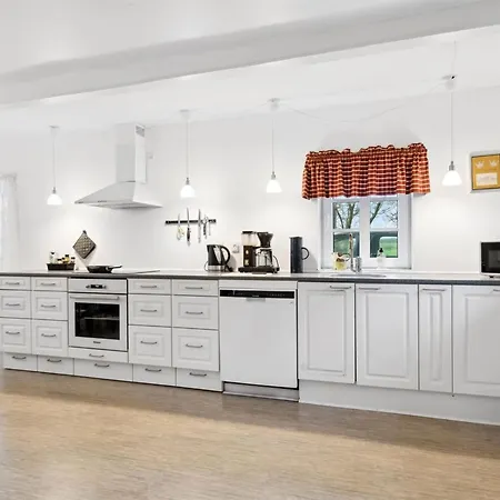 Eliane - 1-8km From The Sea By Interhome