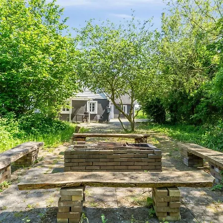 Eliane - 1-8km From The Sea By Interhome