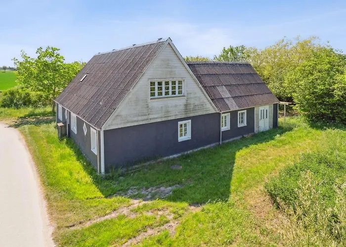 Eliane - 1-8km From The Sea By Interhome